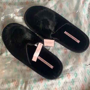 🥰 2/$25 Victoria’s Secret Pom Pom slippers